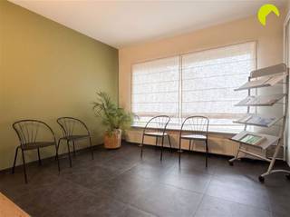 <p><span>Bent u op zoek naar een instapklare kantoor- of praktijkruimte op een centrale locatie? </span></p><p><span>In dit kleinschalige gebouw te Mortsel (grens met Hove en Boechout) vindt u een veelzijdige ruimte die perfect is voor vrije beroepen, medische praktijken of dienstverlenende ondernemingen. </span></p><p><span>Gelegen in een rustige, maar strategische buurt, geniet dit gelijkvloers van een uitstekende bereikbaarheid.</span></p><p><span>Bovendien zijn er voldoende parkeermogelijkheden in de straat en in de nabije omgeving.</span></p><p><span> </span></p><p><span>Indeling en troeven</span></p><p><span>Bij het betreden van het pand komt u binnen in een tussenhal met toilet en doorgang naar de wachtkamer (14 m²). <br />Verder is er op heden 1 grote consultatie ruimte die ook kan worden opgedeeld in 2 aparte kamers.<br />De eenvoudig ingerichte keuken kan nog verder aangevuld worden met de gewenste toestellen waarvoor de aansluitingen zijn voorzien.<br />Achteraan is er nog een polyvalente ruimte (met berging) van 23 m² die toegang biedt tot de (momenteel verharde) tuin.</span></p><p><span>De ruimtes zijn neutraal afgewerkt en kunnen makkelijk worden ingericht volgens uw eigen noden. <br /><br /></span></p><p><span>Praktische info</span></p><p><span><br />- Bestemming: kantoor / praktijk / vrij beroep <br />- Beschikbaarheid: vanaf 1 november 2026 <br />- Geen gemeenschappelijke kosten (individuele meters)<br />- Huurwaarborg: 3 maanden<br />- EPC: C<br /><br />Voor een bezoek ter plaatse kan u ons contacteren op het nummer 03 449 42 41 of mail ons via <span>hallo@habicom.be</span></span></p><p><span>Benieuwd naar de waarde van jouw woning? Check het gratis op www.watismijnhuiswaard.be</span></p><p><span> </span></p><p><span> </span></p><p><span> </span></p>