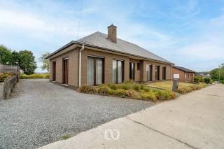 Op zoek naar een ruime woning op een uitzonderlijk perceel, waar u volledig uw eigen woonideeën kunt realiseren? Deze solide gezinswoning geniet van een bijzonder rustige ligging in een privatief straatje met uitsluitend plaatselijk verkeer en biedt tal van mogelijkheden.<br /><br />De woning is gelegen op een royaal perceel van maar liefst 1.450 m². Achteraan geniet u van een prachtig open zicht over het omliggende agrarische gebied. De ruime tuin biedt bovendien volop privacy en vormt de ideale plek om te genieten van rust, groen en sfeervolle zonsondergangen.<br /><br />Indeling<br />-GLV: Via de ruime inkomhal met gastentoilet komt u in de lichtrijke leefruimte. Aansluitend bevindt zich de ruime keuken, beide met een aangenaam zicht op de tuin. Verder beschikt de woning over een praktische berging.<br />Aan de andere zijde van de inkomhal bevindt zich het slaapgedeelte, met vier slaapkamers, waarvan twee ruime en twee compactere kamers. De badkamer vervolledigt deze verdieping.<br />Achteraan is er bovendien een dubbele garage, ideaal voor het stallen van voertuigen en het creëren van extra bergruimte.<br />-1stV: De praktische zolder biedt bijkomende bergruimte en kan, afhankelijk van de mogelijkheden en wensen, verdere toekomstperspectieven bieden.<br /><br />De grote tuin is zonder twijfel één van de absolute troeven van deze woning. Dankzij het ruime perceel, de groene omgeving en het open zicht geniet u hier van een uitzonderlijk gevoel van ruimte en privacy.<br /><br />Deze woning combineert ruimte, een rustige ligging, een royaal perceel en heel wat mogelijkheden. Een uitstekende opportuniteit voor wie op zoek is naar een solide gezinswoning die volledig naar eigen smaak en behoeften kan worden ingericht.<br /><br />Interesse? Maak vandaag nog een afspraak en ontdek zelf het potentieel, de ruimte en de unieke ligging van deze woning.