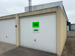 Ruime garage gelegen in de Kuipersstraat te Roeselare, wijk Schiervelde. <br /><br />Deze (verhuurde) garage geniet van een ideale ligging, vlakbij de ring rond Roeselare en de E-403 richting Brugge - Kortrijk. Constructie: Betonal: Hoogwaardig gewapend beton. Versterkte wanddiktes van minimaal 8 cm met verstevigingsbalken (onder en boven) van 12 cm dikte en vloerdiktes van 9 tot 12 cm! Binnenwandafwerking: afwasbare gemineraliseerde kunsthars dispersie in een lichte kleur (zwart-wit gespikkeld). Dak in kuipuitvoering met afschot naar de achterzijde. Volledig bedekte bitumen en met glasvezel versterkte UVbestendige dakbedekking.<br /><br />Afmetingen: 2,99 meter op 6,18 meter.<br /><br />Interesse? Neem zeker contact met ons op.