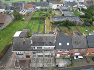 <p><strong><span>Ruime Woning met 3 SLPK, Tuin én Garage!</span></strong><br /><br />In het<strong> charmante en landelijke Kerksken</strong>, deelgemeente van Haaltert, bevindt zich deze <strong>zéér ruime gesloten bebouwing</strong>, ideaal voor gezinnen die op zoek zijn naar rust, ruimte en een groene omgeving. <strong>De woning is gelegen in een verkeersluwe straat,</strong> omgeven door natuur, en biedt directe toegang tot mooie wandel- en fietspaden. Zowel het centrum van Kerksken als dat van Haaltert zijn vlot bereikbaar, net als de belangrijkste invalswegen. <strong>De combinatie van rustig wonen en goede bereikbaarheid maakt van deze ligging een absolute troef.</strong></p>
<p>Op het gelijkvloers vinden we <strong>een ruime inpandige garage</strong>. Aansluitend bevindt zich een multifunctionele ruimte die vandaag is ingericht als extra leefruimte met open keukenblok, met zicht op de tuin. Vanuit deze ruimte is er een directe toegang tot de tuin, alsook een buitentrap naar de eerste verdieping.</p>
<p>De eerste verdieping omvat <strong>een grote, lichtrijke leefruimte, een aparte keuken, een terras met trap naar de tuin, een badkamer met ligbad en lavabo, een apart toilet en een afgesloten berging.</strong></p>
<p>Op de tweede verdieping bevinden zich <strong>drie volwaardige slaapkamers</strong> en <strong>twee extra afgesloten bergruimtes</strong>.</p>
<p>Achter de woning ligt <strong>een mooie, grote en volledig omheinde tuin</strong> – ideaal voor kinderen, huisdieren of wie houdt van tuinieren en buitenleven.</p>
<p>Deze woning biedt niet alleen <strong>veel ruimte en licht</strong>, maar ook tal van mogelijkheden, zoals kangoeroewonen, een zelfstandige praktijk of een combinatie van wonen en werken. Kortom, <strong>de perfecte gezinswoning op een rustige, maar toch vlot bereikbare locatie</strong>.</p>
<p>Geïnteresseerd? Neem vandaag nog contact op voor meer info en/of een bezoek ter plaatse via info@kurtimmo.be of 0476/076993.</p>