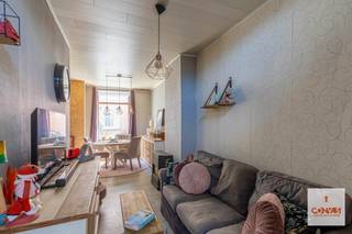 Op zoek naar een woning die u volledig naar eigen smaak kunt renoveren en inrichten? Deze charmante woning in de Heidestraat te Gentbrugge biedt tal van mogelijkheden voor wie een gezellige gezinswoning of interessante investering zoekt.<br /><br />Bij het betreden van de woning komt u terecht in de inkomhal, die toegang geeft tot de leefruimte. Aansluitend bevindt zich de keuken en de badkamer. Achteraan geniet u van een <strong>aangename stadstuin</strong>, waar u in alle rust kunt ontspannen of een gezellige buitenruimte kunt creëren. Op de eerste verdieping bevinden zich <strong>twee volwaardige slaapkamers</strong>. Daarnaast beschikt de woning over een <strong>ruime zolderverdieping</strong>, bereikbaar via een zolderluik, die mits de nodige aanpassingen verder kan worden benut of ingericht volgens uw eigen wensen.<br /><br />Dankzij de <strong>vlotte bereikbaarheid van het stadscentrum</strong>, belangrijke invalswegen en het openbaar vervoer geniet u hier van een uitstekende mobiliteit. Winkels, scholen, sportvoorzieningen en recreatiemogelijkheden bevinden zich bovendien in de directe omgeving. Ook de nabijheid van de Gentbrugse Meersen zorgt voor een mooie combinatie van stedelijk wonen en groen.<br /><br />Wenst u een bezoek in te plannen? Contacteer Laura via <strong>0492 07 26 62 </strong>of <strong>laura@convas.be</strong>