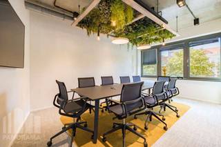 Hoogwaardige <strong>kantoorruimte</strong> van <strong>116  m²</strong> in Etterbeek, ideaal voor ondernemingen die op zoek zijn naar een professionele werkomgeving. Beschikbare oppervlaktes van <strong>116 m² tot 541 m².</strong><br />Gelegen op enkele minuten van de Europese wijk, met een metrostation  pal voor de deur, biedt Louis Schmidt 87 een uitzonderlijke bereikbaarheid, wat het een ideale keuze maakt voor ambitieuze organisaties die hun zichtbaarheid en uitstraling willen versterken.<br /><br />Op de <strong>3de verdieping</strong> is een kantoorruimte beschikbaar, ideaal voor bedrijven die op zoek zijn naar een moderne, goed bereikbare werkplek. <br /><br />Het gebouw beschikt over een indrukwekkend <strong>rooftop terras</strong> met een prachtig uitzicht over de stad. Daarnaast zijn er tal van praktische faciliteiten, zoals<strong> 6 EV-laadstations</strong> voor elektrische wagens, parkeergelegenheid voor auto's en fietsen, en douches en lockers, perfect voor medewerkers die met de fiets naar het werk komen.<br /><br />Een absolute troef is Cafette Mariette, een moderne en sfeervolle cafetaria met ruime en comfortabele zitplaatsen waar medewerkers zich meteen op hun gemak voelen. Het is de ideale plek om te lunchen, informeel te vergaderen of rustig te werken dankzij een snelle internetverbinding. Met een coffee corner, een Smartfridge en co-working spaces vormt Cafette Mariette een levendige ontmoetingsplek waar je moeiteloos kunt eten, werken en netwerken.<br /><br />Contacteer<strong> PANORAMA B2B</strong> voor meer informatie, plannen of een vrijblijvend plaatsbezoek: <strong>0477 09 00 09.</strong>