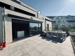 Luxe appartement op het gelijkvloers met prachtig uitzicht en groot terras van maar liefst 31 vierkante meter. U beschikt over een ondergrondse staanplaats en u heeft toegang tot de gemeenschappelijke tuin. Dit gelijkvloers appartement beschikt over zijn eigen privé inkom.De indeling van het appartement is als volgt: U betreedt het appartement via de inkomhal met apart toilet en vestiairemogelijkheden. Verder is er de volledig geïnstalleerde badkamer en de grote bergruimte. Altijd al winnen wonen waar u kan koken met een prachtig uitzicht? Dan is dit appartement misschien wel iets voor u! U beschikt over een open ingerichte keuken voorzien van alle toestellen. Aansluitend de eethoek en living met toegang tot het zuidgericht terras. Het appartement beschikt over één ruime slaapkamer, voorzien van lamellen en gordijnen. Nog enkele troeven van dit appartement: Vloerverwarming, gemeenschappelijke fietsenberging, gemeenschappelijke tuin, nieuwbouw, hoogwaardige afwerking, geschilderd en verlichting voorzien, lage algemene kosten van € 100,00/maand, ondergrondse autostaanplaats aan € 60,00/maand (verplicht bij te nemen), energiezuinig appartement en het is vrij vanaf 1 mei 2026 (vroeger is bespreekbaar).Heeft u interesse? Aarzel zeker niet om ons vrijblijvend te contacteren (verhuur@bebuild.be).