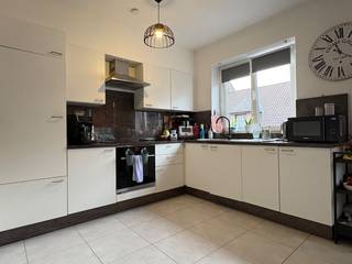 Ruim drie slaapkamer appartement met garagebox.Bij het binnenkomen is er een ruime inkom. Op de linkerkant bevindt zich de leefruimte met open...