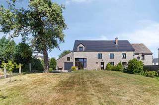 Ben je op zoek naar een kangoeroewoning of wens je gewoon veel ruimte voor je groot gezin in een groene omgeving? Deze ruime gerenoveerde oude...