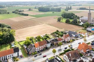 Bent u op zoek naar een zeer degelijke woning dat instapklaar is met 3 slaapkamers en een ingericht kantoor op het gelijkvloers ? <br />Verder ook nog een oprit, veel parkeerplaatsen, een ruime garage en een prachtige tuin met zichten op de velden. <br />De gewelven van de bouw zijn volledig in beton. Zeer degelijke woonst dat ook deels onderkelderd is en dus ideaal voor extra praktische berging. <br />Ligging: Aan de rand van de Stad, dichtbij alle faciliteiten zoals openbaar vervoer, winkels en scholen. Mooie en praktische locatie.<br /><br />Indeling gelijkvloers : inkomhal, vestiaire en gastentoilet. Volledig ingericht kantoor met kasten en bureau aan de voorkant dat kan ook zou kunnen gebruikt worden voor een zelfstandige activiteit. <br />Open leefruimte in directe connectie met het terras, de tuin en de verzichten. Eetplaats en living met gezellige open haard. Top nieuwe keuken met eethoek en toegang naar de tuin. Vanuit de keuken is er ook de toegang naar de zeer praktische kelder, wasplaats, berging. <br /><br />Eerste verdieping : 3 grote slaapkamers en 1 kleinere kamer dat kan dienen als dressing, bureau of gewoon 1 enkel bed slaapkamer. Nieuwe badkamer met ligbad/douche, dubbele lavabo en toilet.<br />Ruime open traphal met ingemaakte kast. <br /> <br />Zolder met zoldertrap dat gemakkelijk kan gebruikt worden om extra op te bergen. Voor bewoners die heel veel kamers wensen, zijn er daar nog veel mogelijkheden. Mooie open ruimte. <br /><br />Voor een bezoek of voor meer info, gelieve ons te bellen op het nr 0475/34.00.40<br />Wij helpen u graag verder. <br /> 