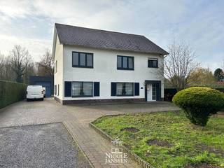 Deze ruime gezinswoning ligt op een prachtig perceel van 30a 40ca en biedt vier ruime slaapkamers, twee badkamers, bureel/hobby en gezellige leefruimtes. Achteraan op het perceel bevindt zich een loods van +/-217m², ideaal voor zelfstandigen, hobbyisten of een kleine onderneming. Een goede combinatie van comfortabel wonen en praktisch werken op één locatie.<br /><br />Dit ruime huis ligt op de Breeërsteenweg, op een vlot bereikbare locatie ten opzichte van de dorpskern met zijn winkels, scholen en dagelijkse voorzieningen. U geniet van een fantastisch vrij uitzicht aan de achterzijde en zijkant en van een goede verbinding richting Maaseik, Bree en de Nederlandse grens. <br /><br />=> Gelijkvloers met luchtige leefruimtes<br />- Frisse inkomhal met trap naar de verdieping<br />- L-vormige ruime woonkamer met houten plankenvloer<br />- Veel natuurlijk lichtinval door de grote raampartijen<br />- Leuk leeshoekje/bureelhoek aan de voorzijde<br />- Keuken is praktisch ingedeeld en voorzien van voldoende kastruimte<br />- Achterbouw met apart ruim toilet, berging en grote wasplaats met douche<br />- Bureel, slaapkamer of hobbyruimte, met eigen toegang naar buiten, ideaal ook voor kantoor aan huis<br />- Betegelde badkamer op het gelijkvloers met ligbad, toilet en enkele lavabo in badkamermeubel<br /><br />=> Verdieping met slaapkamers en tweede badkamer<br /> - Overloop met toegang tot de verschillende kamers en de zolder (via vlizotrap)<br />- Heel ruime ouderlijke slaapkamer met vaste kastenwand en zithoek<br />- Verder zijn er nog drie ruime slaapkamers op deze verdieping<br />- Alle slaapkamers zijn voorzien van laminaatvloer<br />- Tweede badkamer met ligbad, toilet en enkele lavabo <br /><br />=> Loods<br />- Ruime loods van +/-217m², ideaal voor kleine zelfstandige, hobbyist of als opslagruimte<br />- De loods is vlot toegankelijk voor laden en lossen via de sectionale poort en is voorzien van een toilet en wateraansluiting<br /><br />=> Tuin<br />- Gezellig betegeld terras aan de achterzijde van de woning met zonneluifel<br />- Met mooi vrij uitzicht over de achterliggende en naastliggende weides<br />- Volledig omheind perceel van 30a 40ca met extra beklinkerd terras aan de achterzijde van de loods<br />- Voldoende parkeergelegenheid op eigen terrein <br /><br />=> Indeling<br />- Gelijkvloers: inkomhal, L-vormige woonkamer, keuken, achterbouw met ruim toilet, berging, grote wasplaats met douche, bureel/hobby/slaapkamer met eigen toegang, badkamer<br />- Verdieping: Overloop/nachtgang, ouderlijke slaapkamer, drie ruime slaapkamers, badkamer<br />- Zolder (te bereiken via vlizotrap): opbergruimtes<br />- Kelder: voorraadruimte / CV-ruimte<br />- Loods van +/-217m²