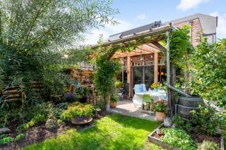 Op een centrale locatie in Lier bevindt zich deze instapklare halfopen woning met 3 slaapkamers, een gezellige tuin en EPC-label A. Dankzij onder meer de 12 zonnepanelen en het ventilatiesysteem geniet u hier van energiezuinig en comfortabel wonen.<br /><br />We betreden de woning via de inkomhal met vestiaire. Deze brengt ons naar de riante leefruimte die één mooi geheel vormt met de open, volledig geïnstalleerde keuken en creëert zo een aangenaam en ruimtelijk gevoel. De leefruimte geeft een leuk uitzicht op het terras en de gezellige (moes)tuin. Deze tuin biedt veel privacy en een heerlijke plek om tot rust te komen. <br /><br />Verder beschikt het gelijkvloers over een apart toilet en een praktische technische berging met aansluiting voor de wasmachine.<br /><br />Op de eerste verdieping treffen we drie ruime slaapkamers (15m² / 13m² / 7m²) waarvan één met ensuite dressing. Daarnaast zijn er een apart toilet en een moderne badkamer uitgerust met een enkele lavabo, ligbad en inloopdouche. <br /><br />De tweede verdieping biedt een ruime zolder (25m²), die naar eigen wens kan worden ingericht en tal van mogelijkheden biedt als extra berging, hobbyruimte of een andere invulling. <br /><br />Tot slot beschikt de woning over een oprit en 12 zonnepanelen. <br /><br />Troeven:<br />+ 3 slaapkamers<br />+ idyllische (moes)tuin met terras<br />+ zeer energiezuinig (EPC A)<br />+ ventilatiesysteem<br />+ oprit + carport<br />+ regenwaterput 5000L<br />+ centrale locatie in Lier<br /><br />Wenst u meer informatie of een afspraak ter plaatse? Contacteer ons via 03 337 50 70 of info@vbvastgoed.be.