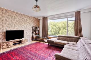 Dit appartement bevindt zich op de zesde verdieping van een verzorgd gebouw met lift en biedt een comfortabele indeling en een gunstige ligging. Indeling: een inkomhal met veiligheidsdeur, een ingebouwde kastenwand en een praktische vestiairehoek. Verder is er een apart toilet met handenwasser. De ruime woon- en eetkamer is afgewerkt met een onderhoudsvriendelijke vinylvloer en beschikt over een gezellige sierhaard. Aansluitend bevindt zich de keuken, die is uitgerust met een koelkast met diepvriesvak, een elektrisch fornuis, een oven en talrijke opbergkasten. Het appartement telt twee slaapkamers van respectievelijk 8 m² en 14 m². De badkamer is voorzien van een douche, een wastafel en een aansluiting voor wasmachine en droogkast. Op de gelijkvloerse verdieping beschikt u over een privatieve kelderberging en een autostaanplaats. De algemene kosten omvatten onder andere het privatieve waterverbruik, de collectieve verwarming en het gebruik van de lift. De ligging is een grote troef: op wandelafstand van het openbaar vervoer en in de onmiddellijke nabijheid van autosnelwegen, invalswegen, winkels, ontspanningsmogelijkheden en het strand van Sint-Anneke.