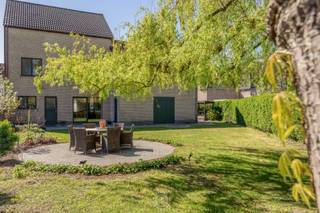 Interessante degelijke gezinswoning met veel mogelijkheden en welgelegen op slechts 1.300 meter van het dorpsplein van Sinaai.Deze woning heeft een...