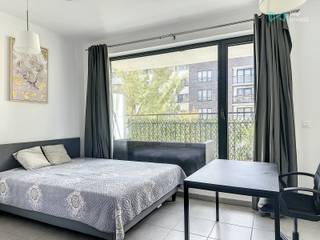 Tél : 0456 87 27 16 / E-mail : juliana.t@weinvest.be<br /><br />We Invest biedt u dit charmante en moderne appartement van 35 m², ideaal gelegen in Evere.<br />Het appartement bevindt zich op de 2e verdieping en bestaat uit een aangename leefruimte met een volledig uitgeruste open keuken, een open slaapkamer, een douchekamer en een afzonderlijk toilet. Daarnaast beschikt de woning over een terras en een kelder, die extra bergruimte biedt.<br /><br />De woning is gelegen in een aangename residentiële omgeving, met een vlotte verbinding naar Brussel en de omliggende gemeenten. Verschillende buslijnen, waaronder 63, 66 en 80, bevinden zich in de nabijheid en zorgen voor een goede bereikbaarheid.<br /><br />Een modern en functioneel appartement, ideaal voor een alleenstaande die op zoek is naar een comfortabele woning met een goede bereikbaarheid.<br /><br />PEB A.<br />100€/maand (parking)<br />Voorziening voor kosten: €50/maand.<br /><br />Een niet te missen kans!