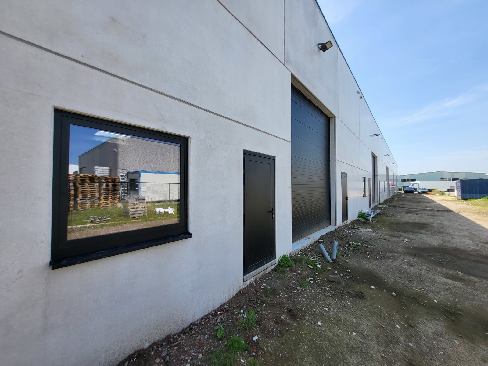 Centraal gelegen KMO-unit met kantoorruimtes te huur in Evergem - foto 4