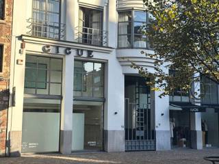 Deze commerciële ruimte bevindt zich op een absolute toplocatie, in de onmiddellijke nabijheid van prestigieuze merken zoals Chanel, Louis Vuitton, Delvaux, Longchamp en Ralph Lauren.
Dankzij de strategische ligging aan het plein voor de Bourla Schouwburg geniet het pand van een uitstekende zichtbaarheid voor verkeer uit de Leopoldstraat. Ook passanten uit de vernieuwde Schuttershofstraat vinden hun weg naar dit gezellige plein..
Het pand is momenteel ingericht als kledingzaak en beschikt over kledingrekken, drie paskamers, een kitchenette en een toilet, maar leent zich ook perfect tot een andere commerciële invulling. De parketvloer, verlichting, airco (inverter) en het alarmsysteem zijn aanwezig — het pand is dus volledig instapklaar.
Mits toestemming van de stad kan er een terras geplaatst worden voor het pand.
👉 Te huur als pop-up voor een periode van maximum 1 jaar.
✅ Commerciële triple-A ligging
✅ Omgeven door luxe merken
✅ Instapklaar en onmiddellijk beschikbaar
Contacteer me voor meer info of een bezichtiging ter plaatse: info@tensenvastgoed.be (tot 19/7 enkel via mail bereikbaar).