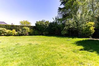 <p><span>Sommige woningen bieden ruimte. Deze woning biedt mogelijkheden.</span></p>
<p><span>Met maar liefst 276 m² bewoonbare oppervlakte op een perceel van 1.025 m² combineert deze vernieuwde villa een uitzonderlijk ruimtegevoel met een centrale ligging in het hart van Melsele.</span></p>
<p><span>Van zodra u binnenkomt, valt de royale leefruimte van circa 60 m² op. Grote raampartijen zorgen voor een aangename lichtinval en creëren een warme verbinding met de tuin. De geïnstalleerde keuken met aansluitende bijkeuken en berging maakt het dagelijkse leven bijzonder comfortabel.</span></p>
<p><span>Op de verdieping bevinden zich vier volwaardige slaapkamers en een ruime badkamer. Daarnaast beschikt de woning over extra ruimtes die perfect kunnen dienen als bureau, speelkamer, hobbyruimte of praktijk aan huis.</span></p>
<p><span>Buiten geniet u van een zonnige zuidwestgerichte tuin waar rust en privacy centraal staan. Met een garage, twee inpandige parkeerplaatsen en drie extra staanplaatsen voor de woning is parkeren nooit een zorg.</span></p>
<p><span>Dankzij het EPC van 207 kWh/m²/jaar, de conforme elektrische installatie en de goede algemene staat is deze woning bovendien meteen klaar voor haar volgende bewoners.</span></p>
<p><span>Een ideale thuis voor gezinnen die ruimte zoeken, voor zelfstandigen die wonen en werken willen combineren of voor wie simpelweg geen compromissen wil sluiten op vlak van comfort.</span></p>
<p><span>Ontdek zelf het gevoel van ruimte tijdens een bezoek.</span></p>