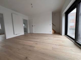 Dit gezellige duplex appartement vinden we aan Luitenant Van Eepoelstraat 195 (kruising met Kapelstraat )  op de eerste en tweede verdieping in...