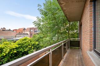 Op een uitstekende locatie te Duffel bevindt zich dit instapklaar appartement met zonnig terras. U geniet hier van een uitstekende bereikbaarheid, toch op wandelafstand van winkels, scholen en het openbaar vervoer.<br /><br />We betreden het appartement op de eerste verdieping via de inkomhal met apart gastentoilet. De lichtrijke leefruimte kan u inrichten met een gezellige zithoek en eetplaats. De open keuken is mooi geïntegreerd in het geheel en is voorzien van kwalitatieve toestellen. Via de nachthal hebt u toegang tot de drie slaapkamers en een prachtige afgewerkte badkamer met lavabo en douche. Ook is er een ruime bergplaats voorzien. Op het zuid-georiënteerd terras kan u steeds in alle rust genieten van het mooie weer. De bijkomende gemeenschappelijke kosten bedragen €30/maand. <br /><br />Het appartement is beschikbaar vanaf 1/11/2026.<br /><br />U dient een bezoekaanvraag in te dienen via het zoekertje op onze website via de knop "vraag bezoek aan".<br /><br />Dit is een uitstekende opportuniteit als u op zoek bent naar een ruim appartement met 3 slaapkamers en een zuidgericht terras. Contacteer ons voor meer informatie of neem een kijkje op www.boonstravastgoed.be . <br /><br />Bijzonderheden:<br />- 3 slaapkamers<br />- Centrale ligging<br />- Zonnig terras