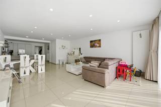 Dit ruime, in 2016 vernieuwde huis beschikt over een terras en een zonnige tuin.De woning is uitgerust met een Google-deurbel die u eenvoudig met...