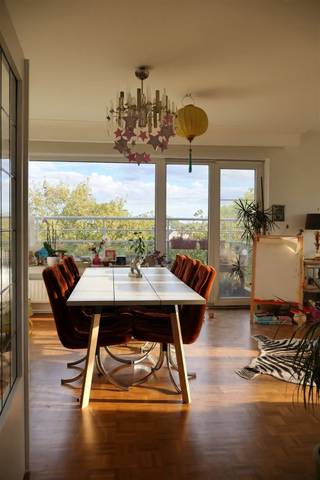 <p><span>Subliem hoekappartement met 2 terrassen tussen de kruinen van de bomen in Berchem</span></p><p><span>Op de gegeerde De Roest dAlkemadelaan, midden tussen het groen, bevindt zich dit lichtrijke appartement op de zevende verdieping van een zeer goed onderhouden residentie. Grote raampartijen kijken uit op bomen en groen, waardoor het appartement een bijzonder open en aangenaam gevoel krijgt doorheen de hele dag.</span></p><p><span>De leefruimte baadt in natuurlijk licht en sluit mooi aan op het terras waar je in alle rust kan genieten van het uitzicht op het parkdomein rondom het gebouw. Hier woon je echt tussen het groen, terwijl je toch vlakbij Antwerpen, winkels, verbindingswegen en openbaar vervoer zit. Op enkele minuten fietsen sta je letterlijk in het historisch centrum van Antwerpen.</span></p><p><span>Het appartement zelf werd smaakvol gerenoveerd en is meteen instapklaar. De vernieuwde parketvloer geeft warmte aan de leefruimte en de neutrale afwerking zorgen ervoor dat je hier makkelijk je eigen thuis van maakt.</span></p><p><span>Verder zijn er twee volwaardige slaapkamers, een badkamer en een praktische keuken met alles wat je nodig hebt voor comfortabel dagelijks wonen.</span></p><p><span>Ook het gebouw zelf werd steeds uitstekend onderhouden, wat meteen opvalt wanneer je aankomt op het domein.</span></p><p><span>Gemeenschappelijke lasten + inclusief water en verwarming: 150 euro/maand.</span></p><p><span>Troeven:</span></p><ul><li><span>Rustige en groene ligging</span></li><li><span>Instapklaar gerenoveerd appartement</span></li><li><span>Veel natuurlijke lichtinval</span></li><li><span>Twee volwaardige slaapkamers</span></li><li><span>Verzorgd en uitstekend onderhouden gebouw</span></li><li><span>EPC: 103 kWh/m² (zeer energiezuinig)</span></li></ul><p><span>Een bezoek is enkel mogelijk na het invullen van een huurdersfiche.</span></p>