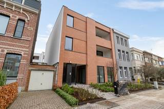 <p>Dit moderne appartement op de tweede verdieping in Mortsel combineert moeiteloos comfort, stijl en functionaliteit. Het appartement beschikt over één ruime slaapkamer en een kwalitatief afgewerkte badkamer, ideaal voor alleenstaanden, koppels of investeerders die op zoek zijn naar hedendaags wooncomfort.</p><p>De lichtrijke leefruimte met grote raampartijen zorgt voor een aangename open sfeer en sluit mooi aan op het terras, waar u in alle rust kan genieten van de buitenlucht. De moderne, volledig uitgeruste keuken met strakke afwerking past perfect binnen het hedendaagse karakter van het appartement.</p><p>Dit project onderscheidt zich door een unieke combinatie van nieuwbouwkwaliteit, doordachte architectuur en een hoog afwerkingsniveau. Bovendien is het appartement super energie-efficiënt, waardoor comfort en duurzaamheid hand in hand gaan.</p><p>Extra troeven:<br />• Verkoop onder registratiestelsel, geen btw<br />• Super energie-efficiënt: warmtepomp, zonnepanelen en vloerverwarming<br />• Praktisch geen energiekosten<br />• Kwalitatief afgewerkt<br />• Appartement op de tweede verdieping met terras<br />• Gevestigde topligging in Mortsel<br />• Kleinschalige residentie en lage algemene kosten<br />• Optie tot aankoop van een staanplaats aan € 27.500</p><p>Een ideale opportuniteit voor wie zorgeloos en kwalitatief wil wonen of investeren op een uitstekende locatie.</p>