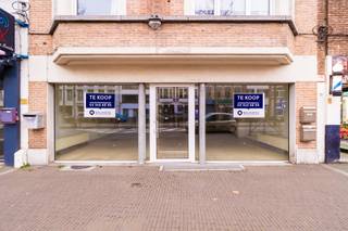 Op zoek naar een strategisch gelegen commercieel pand met uitstekende zichtbaarheid en passage? Dit handelsgelijkvloers op de Antwerpsestraat...