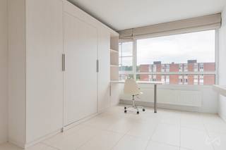 <p>Ben je op zoek naar een comfortabele en instapklare studentenstudio in Leuven? Dan is deze studio precies wat je zoekt. Gelegen op de vierde verdieping aan de achterzijde van het gebouw, geniet je van maximale rust en privacy met minimale passage van andere studenten.<br /><br />De residentie werd volledig gerenoveerd in 2017 en bevindt zich aan de rustige zijde van de Kapucijnenvoer, terwijl campussen, winkels, openbaar vervoer en ontspanningsmogelijkheden zich allemaal op wandel- of fietsafstand bevinden. Dankzij de bushalte om de hoek en de overdekte fietsenstalling is pendelen of verplaatsen bovendien erg eenvoudig.<br /><br />De studio zelf is slim en efficiënt ingedeeld, zodat je alle nodige comfort binnen handbereik hebt. Er is een ingebouwd inklapbed, een volledig uitgeruste keuken en een aparte badkamer met douche, lavabo en wc. Dankzij deze doordachte inrichting kan je hier aangenaam wonen en studeren zonder ruimteverlies.<br /><br />De studio wordt gemeubeld verhuurd, waardoor je meteen zorgeloos kan intrekken. Kortom, deze studio combineert een rustige ligging met een praktische inrichting en een ideale bereikbaarheid in hartje Leuven.<br /><br />Interesse? Neem snel contact op voor meer informatie of een bezoek ter plaatse.</p>