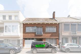 In het bruisende centrum van Zottegem, doch rustig gelegen, bieden wij u dit uiterst ruim renovatrieproject aan! Deze zeer solide woning beschikt...