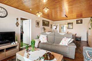 <div><div> <p>Appartement met terras en autostaanplaats.</p><p>Dit goed onderhouden appartement bevindt zich op de vijfde verdieping van een verzorgd gebouw met lift. Het biedt een oppervlakte van 83 m² en een aangenaam terras van 8 m², ideaal om van de buitenlucht te genieten. Bij binnenkomst treft u een ruime inkomhal met veiligheidsdeur en vestiaire, gevolgd door een afzonderlijk toilet.  De lichtrijke leefruimte is voorzien van een massief houten parketvloer en geeft toegang tot het terras, terwijl de keuken volledig uitgerust is met een elektrische kookplaat, dampkap, combioven en ijskast met vriezer. Aansluitend vindt u een praktische berging. De badkamer beschikt over een ligbad, wastafel en aansluitingen voor was- en droogmachine. Twee volwaardige slaapkamers, elk afgewerkt met parket, bieden comfortabele slaapkamers.  Troeven: nieuwe ramen in 2018, vernieuwde en geïsoleerde daken, liften conform, aparte kelderberging en 1 overdekte autostaanplaats inbegrepen. Een extra overdekte autostaanplaats is beschikbaar voor € 15.000. </p></div> </div>