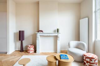 Dit instapklare appartement maakt deel uit van een recente totaalrenovatie waarbij het volledige gebouw met kwalitatieve materialen werd vernieuwd. Het appartement bevindt zich op de tweede verdieping van een karaktervolle herenwoning met slechts vier units, wat zorgt voor een aangenaam en kleinschalig woongevoel.<br /><br />De leefruimte is ruim en lichtrijk, met authentieke elementen zoals hoge plafonds, een sierschouw en parketvloer die zorgen voor een warm karakter. De open keuken met eetruimte sluit hier mooi op aan en is volledig en praktisch ingericht.<br /><br />Aan de achterzijde bevinden zich een volwaardige slaapkamer en een mooi afgewerkte badkamer met douche en wastafel.<br /><br />Gelegen in de statige Eglantierlaan, één van de meest gegeerde straten van Wilrijk, woon je hier in een groene en aangename omgeving tussen karaktervolle herenwoningen. Op wandelafstand vind je Park Den Brandt en het Nachtegalenpark, terwijl winkels, scholen en openbaar vervoer zich vlakbij bevinden. Ook de verbinding naar Antwerpen is bijzonder vlot en met de fiets sta je zo op het Zuid.<br /><br />Kortom, een instapklaar appartement met karakter en charme, ideaal voor wie comfortabel wil wonen op een gegeerde locatie.<br /><br />Epc: B, P-score: A, G-score: A, Wg-Vg-Gmo-Gvv-Gvkr