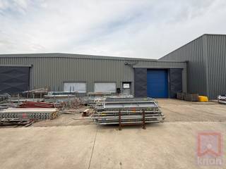 Functioneel magazijn/KMO-gebouw², bestaande uit een 2 magazijnruimtes en een praktische sas en ondersteunende ruimte/bureel.<br />Ideaal voor bouwondernemingen, installatiebedrijven, opslag of lichte productie. Het pand beschikt over een betonnen vloer, hoge sectionale poort(en) en is gelegen op een bedrijventerrein.<br /><br />Elektrische installaties conform<br />Onmiddellijk beschikbaar<br />EPC: onbekend