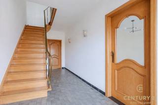 HALFOPEN WONING MET GARAGE, UITBREIDINGSMOGELIJKHEDEN EN TUINBent u op zoek naar een ruime gezinswoning op een centrale maar rustige locatie? Dan is...