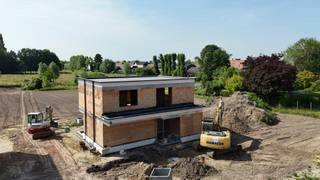 Deze rustig gelegen alleenstaande nieuwbouwwoning met prachtig zicht op de velden heeft een bewoonbare oppervlakte van 195 m² en is gelegen op...