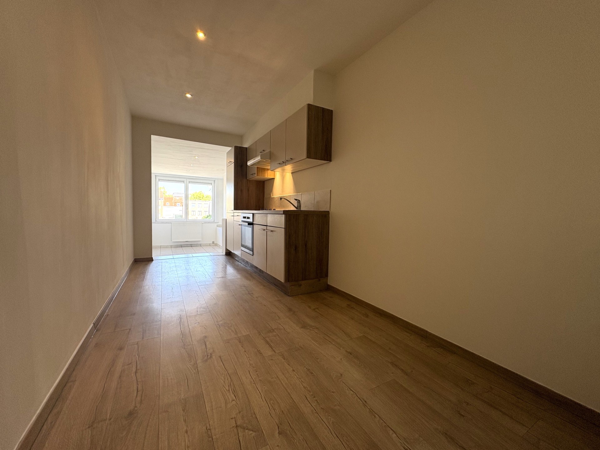 Volledig gerenoveerde woonst met 2 slaapkamers centrum Kortrijk! - foto 4