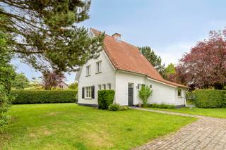 Bent u op zoek naar een instapklare, charmante villa op een rustige en toch uiterst gunstige ligging? Dan is deze prachtige open bebouwing aan Nieuwenbos 63 te Dilbeek beslist een bezoek waard. Gelegen in een aangename woonwijk, op een boogscheut van belangrijke invalswegen, de Brusselse Ring en tal van winkels, combineert deze woning een uitstekende bereikbaarheid met een rustige woonomgeving.
Deze karaktervolle viergevelwoning werd kwalitatief gerenoveerd met respect voor haar authentieke charme en biedt een warme, hedendaagse woonbeleving. Via de inkomhal met gastentoilet komt u terecht in de lichtrijke, open leefruimte die naadloos aansluit op de volledig uitgeruste keuken. Daarnaast beschikt de woning over een praktische bergkelder.
Op de verdieping bevinden zich drie volwaardige slaapkamers en een stijlvolle, prachtig afgewerkte badkamer. De bergzolder biedt bijkomende opbergruimte en vormt bovendien een interessante basis voor wie de woning in de toekomst verder wenst uit te breiden.
Buiten geniet u van een mooie, verzorgde tuin waar het heerlijk vertoeven is in alle rust en privacy. Dankzij het aanwezige uitbreidingspotentieel is deze woning ideaal voor wie op zoek is naar een charmante gezinswoning die ook op lange termijn nog tal van mogelijkheden biedt tot bijbouw.
Een unieke opportuniteit op een toplocatie in Dilbeek. De woning is beschikbaar mits inachtneming van de lopende huurovereenkomst.
Meer info of een bezoek: Michael@immoaccenta.be