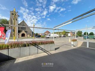 Benaderende OPPERVLAKTEN:Constructie - bewoonbare oppervlaktenWoning: 180 m²Handelsgedeelte: 60 m²Tuinbergingen: 30 m²  + garagegebouw:...