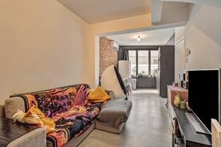 <p><strong>Studio met terras op een steenworp van de Meir.<br /><br /></strong><strong>Indeling:<br /></strong>De studio bevindt zich op het <strong>gelijkvloers</strong>, we komen langs de inkom binnen die direct aansluiting geeft op alle ruimtes. Aan de rechterzijde is de keuken geplaats, deze is voorzien van: een ijskast, inductie kookvuur, spoelbak en voldoende opbergruimte. <br /><br />De studio heeft een woonoppervlakte van<strong> 50m²</strong> met betonnen vloer. Aan de linkerkant bevindt zich de leefruimte, die momenteel door een kast is gescheiden van de slaapruimte. Aan de achterzijde van de studio is een <strong>binnenplaatsje</strong> van 5m² aanwezig. <br /><br />Er is een trap naar beneden die leidt naar de <strong>recent gerenoveerde badkamer</strong>, uitgerust met een inloopdouche, toilet en een enkele wastafel.<br /><br /><strong>Bijzonderheden:<br /></strong>EPC van 278 kWh/m²/jaar, label C;<br />Vaste kosten: €75,-/ maand <em>[beheer; verbruik/onderhoud van de algemene delen (incl. lift); privéwaterverbruik]</em><br />Deels gemeubeld; <br />Elektrische verwarming; <br /><br /><strong>Ligging:<br /></strong>Gelegen in het<strong> centrum van Antwerpen</strong>, op wandelafstand van de Meir! Universiteit en Hogescholen, horecazaken, openbaar vervoer en uitvalswegen in de directe nabijheid.</p>
