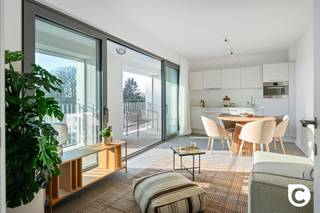 <p><span>Ontdek dit nieuwbouw appartement in het hart van Mortsel, perfect voor wie op zoek is naar een knusse en moderne ruimte. </span></p><p><span> </span></p><p><span>Met een bewoonbare oppervlakte van 54 m², omarmt dit appartement een slimme indeling die licht en ruimte optimaal benut.</span></p><p><span> </span></p><p><span>De ruime woonkamer is het stralende middelpunt, met grote glazen schuifdeuren die zorgen voor overvloedig natuurlijk licht en toegang bieden tot een uitnodigend terras. Hier kunt u genieten van de middagzon.</span></p><p><span> </span></p><p><span>De open keuken is strak en modern, uitgerust met inbouwapparaten, ideaal voor het bereiden van heerlijke maaltijden. De eetruimte vloeit naadloos over, wat een gezellige setting creëert voor etentjes of een ontspannen brunch.</span></p><p><span> </span></p><p><span>De slaapkamer straalt een gevoel van rust en comfort uit, met voldoende ruimte voor al uw benodigdheden. De badkamer is stijlvol ingericht met moderne faciliteiten, waaronder een douche.Parkeren kan perfect in de ondergrondse parkeer garage.</span></p><p><span> </span></p><p><span>Dit appartement is perfect voor zowel starters als investeerders die willen profiteren van een levendige omgeving met alles binnen handbereik.</span></p><p><span> </span></p><p><span>Mis deze unieke kans niet om een prachtig stukje Mortsel uw nieuwe thuis te noemen!</span></p>