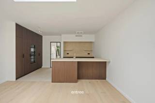 Located on a quiet street at the border of Merelbeke-Flora, Gentbrugge, and Ghent, this fully renovated townhouse (with building permit) features 4 bedrooms and 2 bathrooms.<br /><br />Everything you need for daily life is within easy reach.<br /><br />Layout:<br /><br />* Ground floor: entrance hall, bike/multipurpose storage, technical/laundry room, guest toilet, and a spacious living area with an open kitchen. From the living room, you can access the perfectly south-facing terrace leading to the garden. <br />* First floor: landing, toilet, beautiful bathroom with double sinks and a large walk-in shower, and 2 large, bright bedrooms. <br />* Second floor: landing, 1 large bedroom, 1 children's bedroom, and a second bathroom with a bathtub and sink.<br /><br />Some highlights include the smart home system, solar panels, Duco system D ventilation, the wrought iron door between the entrance and living area, oak parquet flooring throughout the house (except wet zones), fully painted walls, and LED lighting... in short, this is a gem worth visiting!<br /><br />This property can be purchased with a reduced registration fee of 2% (on the total price).<br /><br />Accessibility is excellent: just 10 minutes by bike from Ghent city center, 1 minute cycling to Merelbeke train station, walking distance to public transport, and 4 minutes by car to the E17/E40 highway entrance.<br /><br />Mobiscore: 8.6/10<br /><br />For more information, contact Pieterjan at pw@entree.be or call 0472 80 20 65.