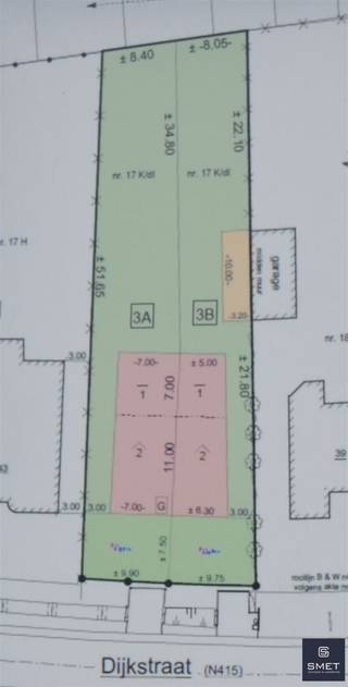 <h2><span>Bouwgrond (lot 3B) zonder bouwverplichting voor HOB op toplocatie in Melsele !</span></h2><h2><span> </span></h2><h2><span>Bent u op zoek naar de perfecte locatie voor je droomwoning? Dan is dit perceel van </span><span>± 513 m²</span><span> in de </span><span>Dijkstraat te Melsele</span><span> precies wat je zoekt! </span></h2><p><span>Gelegen tussen de Expressweg N49 en de Schoolstraat, geniet je hier van een</span><span> residentiële ligging</span><span> met een </span><span>vlotte bereikbaarheid</span><span> en het centrum van Melsele op slechts 1 km afstand.</span></p><p><span>Er is </span><span>geen bouwverplichting</span><span>, wat je de vrijheid geeft om op jouw tempo te bouwen. Bovendien zijn er </span><span>gunstige stedenbouwkundige voorschriften</span><span> die toelaten om een ruime gezinswoning te realiseren.</span></p><p><span> </span></p><p><span>LOT 3B Huisnummer 41</span></p><ul><li><span>Perceeloppervlakte</span><span>: ± 513 m²</span></li><li><span>Perceelsbreedte </span><span>: ± 9,75 m</span></li><li><span>Max. bebouwbare oppervlakte (GV + 1V + 2V=dakverdieping)</span><span>: ± 214 m²</span><ul><li><span>Gelijkvloers: ± 102 m²</span></li><li><span>1e verdieping: ± 65 m²</span></li><li><span>Dakverdieping: ± 47 m²</span></li></ul></li><li><span>Grote Garage</span><span>: verplicht te voorzien achteraan rechts op het perceel, aansluitend aan garage Dijkstraat nr 39 (± 32 m²), zoals aangeduid op het verkavelingsplan</span></li></ul><p><span> </span></p><p><span>Bouwinformatie & Voorschriften</span></p><ul><li><span>Bouwtype</span><span>: Halfopen bebouwing</span></li><li><span>Dakvorm</span><span>: Hellend dak verplicht (2 gelijke hellingen, 25°45°)</span></li><li><span>Max. bouwdiepte</span><span>:</span><ul><li><span>Gelijkvloers: ± 18 m</span></li><li><span>Verdiepingen: ± 11 m</span></li></ul></li><li><span>Bouwvrije strook</span><span>: rechts op het perceel</span></li><li><span>Hoofdbestemming</span><span>: Eéngezinswoningen (met aanvullende woonfuncties toegelaten)</span></li><li><span>Geen bouwverplichting</span></li></ul><p><span> </span></p><p><span>Nutsvoorzieningen & Infrastructuur</span></p><ul><li><span>Aansluitingen mogelijk</span><span>: elektriciteit, aardgas, water, Telenet, Proximus</span></li><li><span>Gescheiden riolering verplicht</span></li><li><span>Normale tuininfrastructuur</span><span> toegestaan</span></li><li><span>Afpaling</span><span>: éénmalige afpaling door landmeter op vraag van de koper</span></li></ul><p><span> </span></p><p><span>Juridisch & Administratief</span></p><ul><li><span>Verkoopprijs exclusief kosten</span><span> (oa registratie, notaris, hypotheek, meetkost 750 euro ex. btw en aandeel verkavelingsakte 750 euro ex. btw)</span></li><li><span>Verkavelingsvergunning</span><span>: aanwezig</span></li><li><span>Stedenbouwkundige vergunning</span><span>: toegekend</span></li><li><span>Stedenbouwkundige bestemming</span><span>: woongebied</span></li><li><span>Watertoets</span><span>: niet overstromingsgevoelig</span></li><li><span>Voorkooprecht</span><span>: aangevraagd</span></li><li><span>Geen herstelmaatregelen of dagvaarding</span></li></ul><p><span> </span></p><p><span>Ligging & Bezoek</span></p><ul><li><span>Ligging</span><span>: centraal maar rustig, op wandelafstand van het centrum van Melsele</span></li><li><span>Bereikbaarheid</span><span>: directe verbinding met N49 en nabijheid van winkels, scholen en openbaar vervoer</span></li><li><span>Bezoek</span><span>: na afspraak vrijblijvend mogelijk </span></li></ul><p><span> </span></p><p><span>Interesse of graag meer info? Contacteer ons dan op het nummer 03 775 41 88 of mail naar <span>christel@vastgoed-smet.be</span></span><span> - <span> </span></span><span><span>www.vastgoed-smet.be</span></span></p><p><span> </span></p><p><span>“De verstrekte gegevens/informatie (zowel online als gedrukt) worden vrijblijvend verstrekt, enkel ter inlichting, zonder contractuele verbintenis of garantie van onzentwege en kunnen op ieder ogenblik gewijzigd worden”</span></p><p><span><br /><br /></span></p>