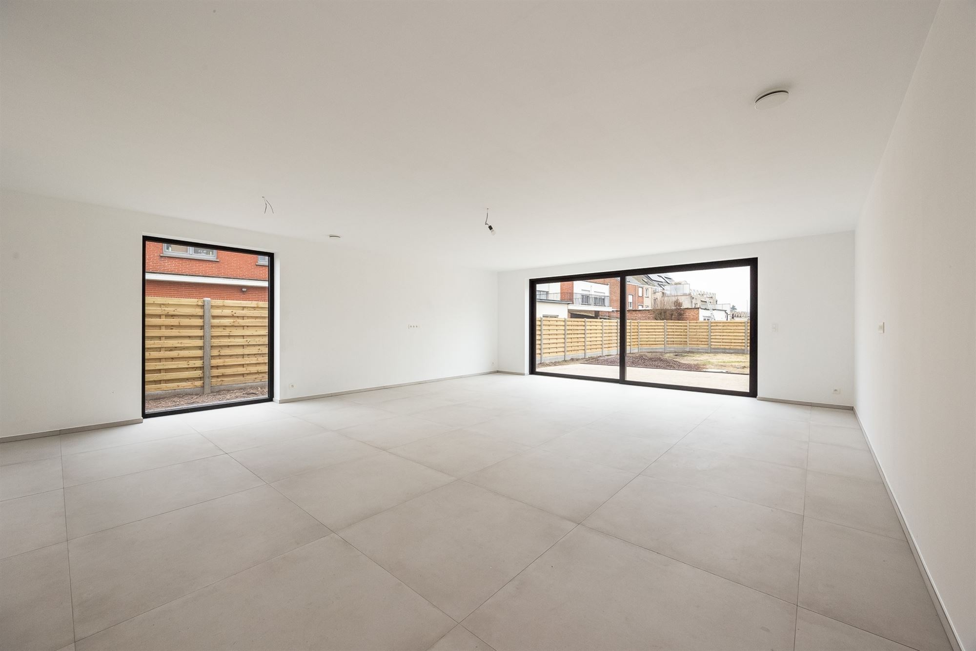 Maison de construction récente avec 5 chambres, 2 salles de bains et jardin - photo 2