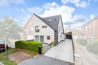 <p>Bent u op zoek naar een ruime, energiezuinige en instapklare gezinswoning in de gegeerde Flora-wijk? Dan is deze halfopen bebouwing in Merelbeke absoluut een bezoek waard. Met maar liefst 5 slaapkamers, 2 badkamers, een garage en een zonnige tuin biedt dit pand alles wat een groot gezin nodig heeft. Grondig gerenoveerd in 2016 en uitgerust met 14 zonnepanelen en een totale bewoonbare oppervlakte van 209 m².</p>
<p>Indeling: Via de inkomhal met vestiaire kasten betreedt u de lichtrijke leefruimte van 47 m². Aansluitend bevindt zich de volledig ingerichte keuken met toegang tot een droge kelder. De eetkamer kijkt uit op de tuin en biedt voldoende ruimte voor een aparte bureau. De ruime badkamer van maar liefst 17 m² is voorzien van een ligbad, toilet en een afgesloten wasplaats.</p>
<p>Op de eerste verdieping vindt u 3 volwaardige slaapkamers (13, 14 en 18 m²) en een tweede badkamer met inloopdouche, lavabo en toilet. De tweede verdieping biedt nog eens 2 extra slaapkamers en een ruime overloop met inmaakkasten.</p>
<p>De afgesloten tuin met zuidwestelijke oriëntatie is de perfecte plek om te ontspannen. Het grote terras sluit rechtstreeks aan op de eetkamer, terwijl de ruime oprit en garage voldoende ruimte bieden voor auto's, fietsen en extra opbergruimte.</p>
<p>Vermelde oppervlakten zijn louter informatief en niet bindend.</p>
<p>Voor meer informatie of een bezoek kunt u contact opnemen met Lisse:</p>
<p>lisse@cornelis-goeman.be of 0477 17 19 12.</p>