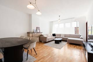 <p>Te koop: verzorgd appartement aan de Bikschotelaan te Borgerhout, op wandelafstand van winkels, scholen, openbaar vervoer en belangrijke invalswegen.<br /><br />Dit appartement, gelegen in een kleinschalige residentie met slechts twee wooneenheden, biedt een rustige woonomgeving en extra privacy. Dankzij de royale leefruimtes en overvloedige natuurlijke lichtinval voelt het interieur ruim en aangenaam aan. De centrale ligging maakt het een ideale uitvalsbasis voor wie alle dagelijkse voorzieningen dichtbij wil hebben.<br /><br />Belangrijkste ruimtes:<br />• Woonkamer met grote ramen en veel lichtinval<br />• Uitgeruste keuken<br />• Twee slaapkamers<br />• Badkamer met douche, toilet en wastafel in meubel<br />• Veranda die extra opbergruimte biedt<br />• Inkomhal met vestiaire<br /><br />Troeven:<br />• Uitstekende locatie nabij winkels, scholen, openbaar vervoer en invalswegen<br />• Kleinschalige residentie<br />• Royale leefruimtes met veel natuurlijk licht<br /><br />Neem vandaag nog contact op met je ERA-makelaar voor een bezoek. JOUW DROOMAPPARTEMENT. ZO GEVONDEN!</p>