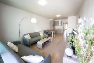 Ontdek dit modern en instapklaar appartement in de exclusieve Crystal Residence, op wandelafstand van de Zeedijk. Deze woonparel combineert licht, ruimte en comfort met een unieke ligging en meerdere zonneterrassen die een heerlijk buitengevoel creëren.<br />De lichtrijke woonkamer met eetplaats geniet van veel natuurlijk licht en geeft uit op een zonnig terras met open uitzicht – ideaal voor een ontspannen ontbijt of gezellige avond. De open keuken is volledig uitgerust met moderne, energiezuinige toestellen.<br />De stijlvolle badkamer beschikt over een ligbad met lage instap en handdouche, en is afgewerkt met kwaliteitsvolle materialen.<br />Daarnaast zijn er twee volwaardige slaapkamers, elk met directe toegang tot een tweede zonneterras dat uitkijkt op het verwarmd zwembad van de residentie – elke dag voelt als vakantie.<br /><strong>Pluspunten op een rij:</strong>
<ul>
<li><span>Meerdere zonneterrassen met open uitzicht</span></li>
<li><span>Directe toegang tot het verwarmd zwembad</span></li>
<li><span>Twee bergingen </span></li>
<li><span>Rustige, residentiële ligging</span></li>
<li><span>Interessant als investering (verhuur via ons kantoor mogelijk)</span></li>
<li><span>Verkoop onder erfpachtformule (meer info op aanvraag)</span></li>
</ul>
Ervaar de ideale mix van luxe, ligging en leefcomfort – perfect als vaste woonst, tweede verblijf of investeringspand.<br />📞 Contact: Nicolas – 0495/50.69.20<br />📧 E-mail: nicolas@jolieinvest.be<br />