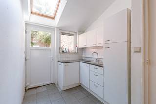 Découvrez ce charmant appartement de plain-pied, idéalement situé dans la très prisée Holstraat, à quelques pas du centre historique de Gand. Grâce à la combinaison d'un emplacement central et d'un agréable espace extérieur privé, cet appartement constitue un choix idéal pour les jeunes couples, les célibataires ou les investisseurs.<br /><br />L'appartement dispose d'une surface habitable de 49 m² et comprend un espace de vie lumineux, une cuisine fonctionnelle, une chambre à coucher à part entière et une salle de bains. Son atout majeur est son jardin convivial avec terrasse attenante, où vous pourrez profiter de la vie en plein air en toute tranquillité.<br /><br />De plus, l’appartement est entièrement exempt d’amiante, ce qui offre une garantie supplémentaire au futur propriétaire. Avec un label PEB de classe E, ce bien offre par ailleurs d’intéressantes possibilités de rénovation pour améliorer encore tant le confort de vie que la performance énergétique.<br /><br />Grâce à sa situation centrale, les commerces, les restaurants, les transports en commun, les écoles et les principaux axes routiers sont tous à portée de main. Vous profitez ainsi de tous les avantages de la vie urbaine animée, tout en vous reposant chez vous dans votre propre espace vert.<br /><br />Vous recherchez un charmant appartement avec jardin dans un emplacement de choix à Gand ? Contactez-nous dès aujourd’hui pour plus d’informations ou pour planifier une visite.