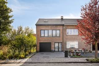 Deze bel-etage ligt in de gezellige Duffelse woonwijk De Beunt en werd rond 2018 volledig vernieuwd, waardoor de woning niet alleen een gunstige EPC B-label heeft, maar ook conforme elektriciteit heeft en asbestveilig werd gekeurd. <br /><br />De woning bestaat op het gelijkvloers uit een inkomhal met doorgang naar de diepe garage, met achteraan nog een een ruime berging met wasplaats. <br /><br />Op de eerste verdieping is er een lichtrijke woonkamer die in verbinding staat met de volledig uitgeruste, moderne leefkeuken. Bovendien is er een gastentoilet voorzien op deze verdieping. Op de tweede verdieping bevinden zich de twee slaapkamers en de moderne badkamer met inloopdouche en tweede toilet. <br /><br />De buitenruimte werd onderhoudsvriendelijk aangelegd en is volledig omheind, ideaal om zelf tot rust te komen en uitermate geschikt voor een hondje. <br /><br />Pandenjagers is een innovatief vastgoedkantoor en kiest bewust voor een unieke en transparante aanpak. Bij ons bestaat de totale aankoopprijs altijd uit twee duidelijke onderdelen: de adviesprijs die bovenaan in de advertentie vermeld staat, plus onze vaste commissie van 10.000 euro incl. BTW. Dankzij deze open prijsstructuur krijgt u als koper vanaf het eerste moment een eerlijke inkijk hoe de totale prijs van het pand tot stand is gekomen. <br /><br />Contacteer ons voor een bezoek via 015 677 000 of info@pandenjagers.be.