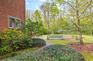 <p>Découvrez cette charmante maison de maître située à Brasschaat, dans un environnement calme et privé, entourée d’un magnifique jardin — l’endroit idéal pour se détendre.</p>
<p>Construite au début du siècle dernier, cette demeure dégage un caractère authentique et plein de charme. Les hauts plafonds, la luminosité abondante et les éléments d’origine se marient harmonieusement avec le confort contemporain, créant une atmosphère chaleureuse et accueillante.</p>
<p>Au rez-de-chaussée, vous trouverez une cuisine entièrement équipée avec un espace de vie attenant, s’ouvrant directement sur la terrasse et le jardin — idéal pour profiter de moments conviviaux en famille ou entre amis.</p>
<p>Le premier étage comprend deux chambres d’enfants ainsi qu’une spacieuse chambre parentale avec dressing et salle de bains en suite, offrant un confort et une intimité optimaux.</p>
<p><span>Le dernier étage offre de nombreuses possibilités d’aménagement et peut être configuré selon vos envies, avec le potentiel de créer encore deux espaces supplémentaires ou davantage — parfaits comme chambres, bureau ou espace de loisirs.</span></p>
<p>En outre, une cave offre un espace de rangement supplémentaire, une agréable terrasse à l’avant de la maison ainsi qu’une allée permettant de stationner voitures et vélos.</p>
<p>En résumé, une propriété de caractère située dans un emplacement prisé à Brasschaat, où calme, espace et confort se conjuguent harmonieusement.</p>