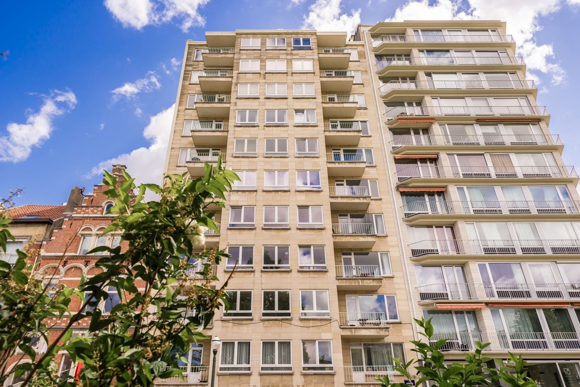 Ruim appartement op de 2de verdieping met uniek zicht op Square Ambiorix. - foto 4