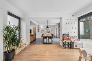 Instapklare open bebouwing, 3slpk, EPC B en zonnige tuin<br /><br />Op zoek naar een instapklare gezinswoning op een rustige en groene ligging?<br /><br />Deze volledig gerenoveerde open bebouwing (2016) combineert ruimte, comfort en energiezuinigheid.<br />De woning bevindt zich in een rustige en bosrijke omgeving in Gerhagen, en biedt een bewoonbare oppervlakte van ca. 239 m² op een perceel van ±875m² met zuidgerichte tuin.<br /><br />Indeling - interieur<br />Gelijkvloers: ruime leefruimte, volledig geïnstalleerde keuken, bureau/extra ruimte<br />Verdieping: 2 volwaardige slaapkamers en 1 badkamer<br />Zolder: master bedroom met inloopdressing en eigen badkamer<br /><br />Indeling - exterieur<br />Garage met automatische poort<br />Automatische buitenpoort<br />Aangelegde oprit met buitenverlichting<br />Twee ruime terrassen (zongericht)<br /><br />Troeven<br />✔ Open bebouwing<br />✔ 3 ruime slaapkamers + 2 badkamers<br />✔ Volledig gerenoveerd (2016) + uitbreiding garage/bureau (2019)<br />✔ Zuidgerichte aangelegde omheinde tuin<br />✔ EPC B – energiezuinig (108 kWh/m²)<br />✔ 12 zonnepanelen<br />✔ Airco voorzien in alle leefruimtes en slaapkamers<br />✔ Conforme elektriciteit<br />✔ Garage + parkeerplaatsen<br />✔ Uitgerust met alarm<br />✔ Asbestvrij<br />✔ Laadpaal<br /><br />Technisch<br />Verwarming: gas CV<br />Isolaties: dak, vloer en muren geïsoleerd<br />HR-beglazing, aluminium en PVC schrijnwerk<br />Regenwaterput aanwezig (5.000L)<br /><br />Ligging<br />Gelegen in een rustige woonomgeving met landelijk karakter, maar toch vlot bereikbaar (5 min. tot oprit E313 Geel-Oost).<br />Ideaal voor gezinnen die op zoek zijn naar een instapklare woning met veel ruimte en moderne energieprestaties.<br /><br />GEEN IMMO