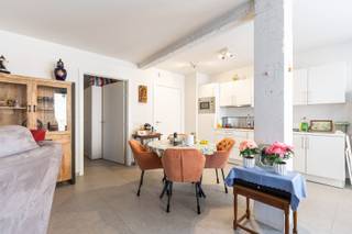 <hr />
<p><strong>Te koop: 5 verhuurde serviceflats in Residentie Coost</strong></p>
<p>Bent u op zoek naar een zorgeloze vastgoedinvestering met een bewezen rendement? Dan is deze unieke opportuniteit iets voor u. In Residentie Coost worden vijf volledig verhuurde serviceflats als één investeringspakket aangeboden, goed voor onmiddellijke huurinkomsten.</p>
<p>Elke serviceflat beschikt over een lichtrijke leefruimte, een volledig uitgeruste keuken, een aparte slaapkamer, een badkamer en een privéterras. De appartementen bieden bewoners alle comfort, privacy en zelfstandigheid in een veilige woonomgeving.</p>
<p>Residentie Coost beschikt over diverse gemeenschappelijke faciliteiten, waaronder een restaurant, wassalon, professionele ondersteuning en tal van sociale activiteiten. Dankzij deze uitgebreide dienstverlening en de bestaande wachtlijst blijft de vraag naar deze woonvorm bijzonder groot.</p>
<p>De residentie is gevestigd in een karaktervol beschermd erfgoedgebouw waar authentieke charme werd gecombineerd met hedendaags wooncomfort. Dit maakt het niet alleen een aangename woonomgeving, maar ook een duurzame investering.</p>
<p><strong>Troeven:</strong><br />• 5 volledig verhuurde serviceflats<br />• Onmiddellijke huurinkomsten<br />• Bewezen en stabiel rendement<br />• Grote vraag dankzij wachtlijst<br />• Privéterras en aparte slaapkamer in elke flat<br />• Uitgebreide gemeenschappelijke faciliteiten<br />• Gelegen in een beschermd erfgoedgebouw</p>
<p>Interesse in deze interessante investeringsopportuniteit? Neem contact op met uw ERA-makelaar voor meer informatie of een persoonlijk gesprek.</p>