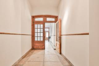 <p>Een stijlvolle <strong>burgerwoning van maar liefst 357 m²</strong>, doordrenkt met authenticiteit, licht en ruimte. En dat allemaal achter die knappe gevel die meteen de toon zet.</p>
<p>Via de prachtige inkomdeur stap je de royale hal in op originele terrazzo vloer, waar het warme houtwerk en de hoge plafonds je welkom heten. Aan de rechterkant bevindt zich een verrassend ruime bureau- of hobbykamer, ideaal voor wie thuis werkt of creatief uit de hoek komt. Achteraan ligt een groot atelier/opslagruimte, perfect voor makers, verzamelaars of professionals die hun werkruimte onder hetzelfde dak willen.</p>
<p>De brede trap brengt je naar de eerste verdieping waar het echte woongedeelte zich ontvouwt.<br />Een lichtrijke leefruimte met hoge plafonds, originele houten vloeren en sfeer in elke hoek.<br />De keuken, modern maar met karakter, brengt licht binnen langs elke kant en sluit heerlijk aan op het terras.</p>
<p>De tweede verdieping herbergt 2 royale slaapkamers en een stijlvolle badkamer met een ruim ligbad, dubbele lavabo, zachte kleuren en een rustgevende sfeer. De perfecte ruimte om je dag te starten of af te sluiten! Minder ontspannend maar wel o-zo-handig is de berging voor wasmachine en droogruimte, perfect geïntegreerd in de badkamer. En alsof het niet op kan, is hier aanpalend nog een extra terras (<em>niet vergund)</em>.</p>
<p>En dan, bovenaan: een volledig afgewerkte <strong>studio</strong> met eigen leefruimte, keuken en badkamer. Perfect voor een inwonende student, een au-pair, een extra bron van inkomsten of gewoon je eigen creatieve cocon.</p>
<p>Doorheen de woning zie je hoe zorgvuldig alles werd gerenoveerd in 2004: originele elementen behouden, karakter gerespecteerd, maar toch klaar voor vandaag.</p>
<p><strong>Troeven in één oogopslag:<br /></strong>- Prachtige burgerwoning met uitstraling<br />- Groot atelier/opslag op het gelijkvloers<br />- Woning + aparte studio voor gasten, werk of verhuur<br />- Volledig gerenoveerd (2004) met kwalitatieve materialen en behoud van originele elementen<br />- Royale leefruimtes en veel natuurlijk licht<br />- Ideaal voor wonen + werken of co-house<br />- Ruim, origineel, karaktervol<br /><br />Kom je dit knappe geheel zelf ontdekken? Plan een afspraak in, we tonen het met plezier.<br /><br />Wg, Gvkr, Gvv, Gmo, Geen overstromingsgevoelig gebied</p>