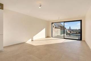 OPENDEUR: ZAT. 19/09 van 14u - 17u!Laatste 4 appartementen! Aankoop 6% btw mogelijk!Residentie Escautval is een exclusief nieuwbouwproject met een moderne architectuur en hoogwaardige, traditioneel gemetselde constructie. Dankzij 40 cm dikke muren met doorgedreven isolatie, ALU-ramen met superisolerend glas, een geïsoleerd zadeldak en akoestische isolatie geniet u van optimaal wooncomfort en rust. De 1 en 2-slaapkamerappartementen worden opgeleverd *klaar-voor-de-schilder*.De ruime terrassen (1,80 m tot 2,40 m breed) en zongeorienteerde leefruimtes zorgen voor maximaal licht en buitenbeleving. Verwarming en sanitair warm water gebeuren via een individuele lucht/water-warmtepomp met vloerverwarming, met actieve koeling en lage energiekosten als rechtstreeks voordeel. Ventilatiesysteem D met warmterecuperatie garandeert een gezond binnenklimaat.Elk appartement beschikt over zonnepanelen (voorziene E-peil E20) waardoor volledige vrijstelling van onroerende voorheffing gedurende 5 jaar wordt bekomen. De badkamers zijn luxueus afgewerkt met inloopdouche, dubbele wastafel en designmeubel. De volledig ingerichte keuken omvat kwaliteitsvolle toestellen.Verder een praktische “alles-uit”-drukknop, keramische vloertegels, parketvinyl in de slaapkamers, een individuele berging, fietsenstalling en parkeerplaatsen met voorziening voor laadpaal. De bovenste appartementen hebben een zolder (+/- 50 m²) als extra.